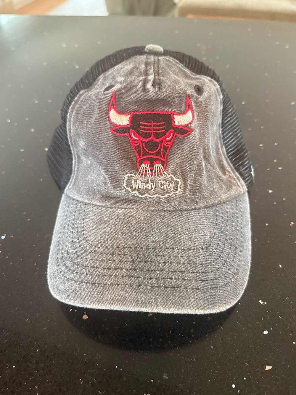 Chicago Bulls 'Windy City' Embroidered Mesh Back Cap - Black/Red